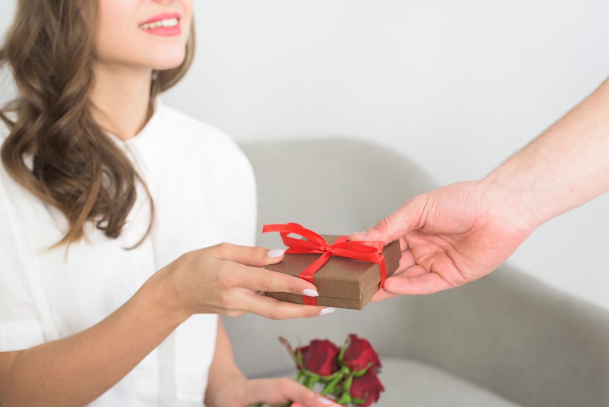 25 Excellent Valentine's Day Gift Ideas She'll Love (And How To Find More Just In Case Using Giftwrap)